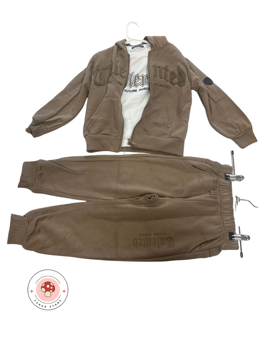 Completo sporty con felpa e pantaloni coordinati