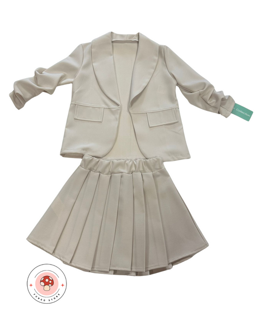 Completo chic con giacca e gonna plissettata